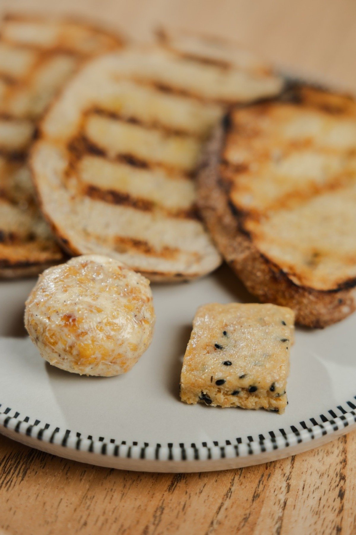 A cada semana, entram no couvert do Tom dois sabores diferentes, entre eles milho tostado com miss&ocirc; e gergelim preto com tahine