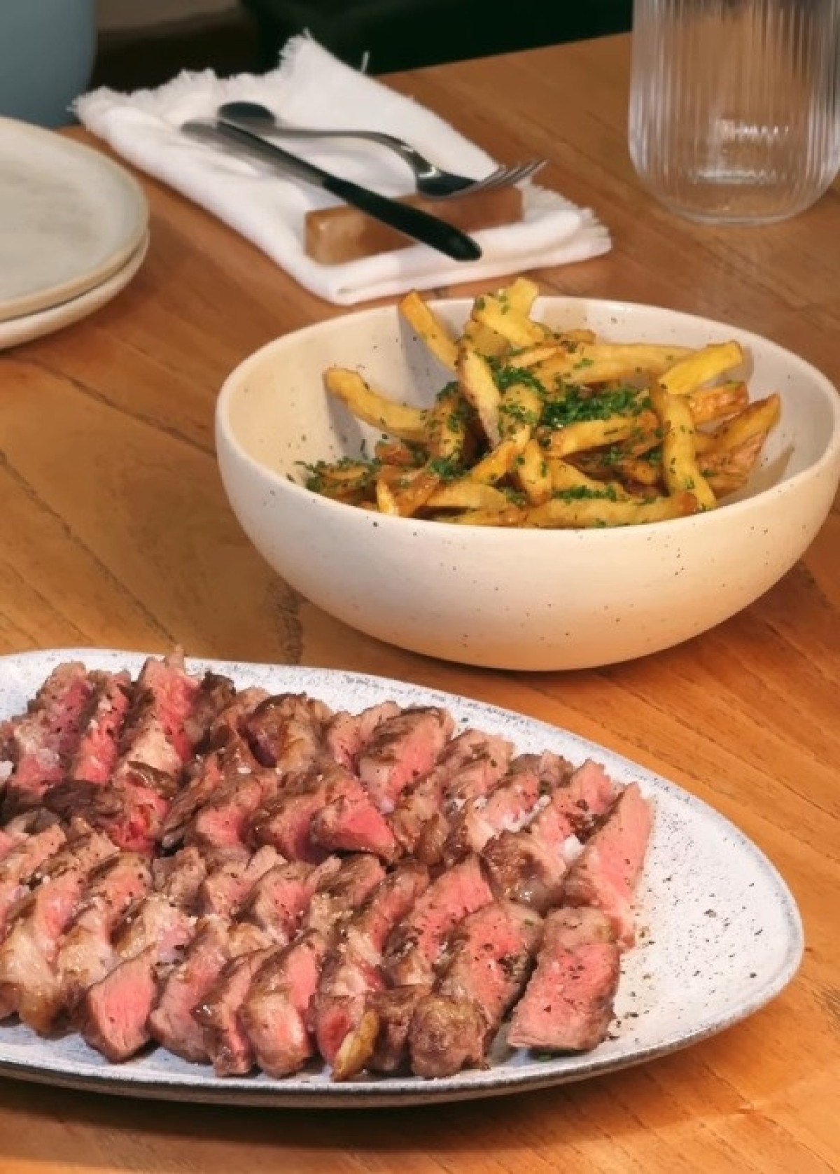 A vers&atilde;o do Tom da 'god's butter' (manteiga dos deuses) entra nas batatas fritas servidas com tiras de bife chorizo angus maturado na casa e grelhado na brasa