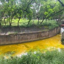 Montes Claros: Caminhão carregado de óleo vegetal tomba e carga atinge rio  - Corpo de Bombeiros