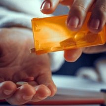 Entre a prevenção e o perigo: os riscos dos "remédios para ressaca" - LipikStockMedia/FreePik