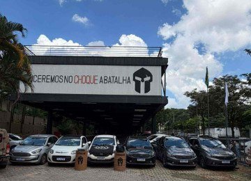 Dois homens, de 21 e 22 anos, foram presos suspeitos de integrarem uma quadrilha especializada em furto e adultera&ccedil;&atilde;o de ve&iacute;culos em Belo Horizonte -  (crédito: Divulga&ccedil;&atilde;o PMMG)