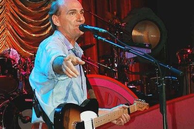 <p><span style='font-weight: 400;'>Uma das vozes mais marcantes da música popular das últimas décadas, o cantor e compositor norte-americano James Taylor completa 78 anos em 12 de março de 2026.</span></p>
 -  (crédito: Paul Keleher/Wikimédia Commons)