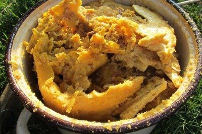 <p>A cera de abelha é um dos produtos naturais mais antigos usados pelo ser humano. Valorizada pela versatilidade, aparece em diferentes aplicações, como cosméticos, velas, medicamentos e conservação de materiais.</p>
 -  (crédito: Reprodução do Flickr katrien berckmoes)