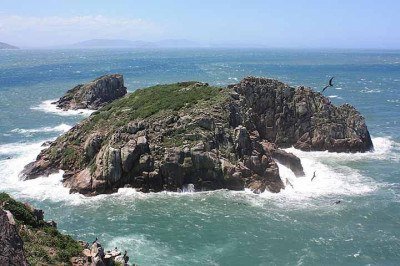 <p>O arquipélago de Moleques do Sul fica a cerca de 8 quilômetros da costa de Florianópolis, em Santa Catarina. O local abriga rica biodiversidade e é considerado um importante patrimônio natural brasileiro.</p>
 -  (crédito:  André Ganzarolli Martins/Wikimédia Commons)