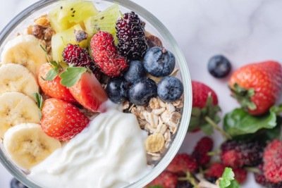 Alimentos como iogurte, frutas e cereais s&atilde;o aliados poderosos para a sa&uacute;de do intestino e o equil&iacute;brio da microbiota. -  (crédito: Freepik)