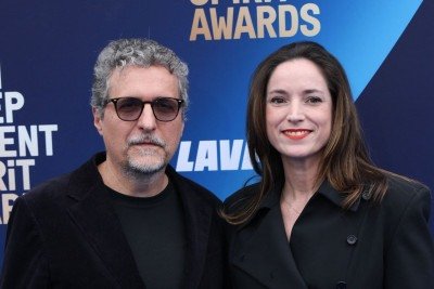 O diretor Kleber Mendonça Filho e a esposa e produtora de 'O agente secreto', Emilie Desclaux  -  (crédito: VALERIE MACON/AFP)