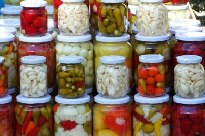 <p>Picles são alimentos preservados em vinagre ou salmoura por meio de fermentação ou marinada. Esse processo conserva os ingredientes, intensifica sabores e altera a textura, resultando em produtos consumidos em diversas culinárias.</p>
 -  (crédito: Pixabay)