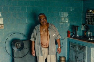 Ator mineiro Carlos Francisco em cena de 'O agente secreto', onde interpreta Alexandre Nascimento -  (crédito: Victor Jucá/Divulgação)