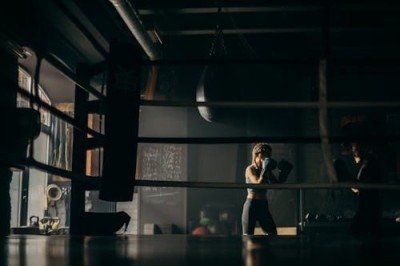 Entre os conteúdos abordados no curso estão defesas contra estrangulamento, puxões de cabelo, tentativas de arrastar a vítima, violência sexual e roubos de bolsa ou abordagens violentas -  (crédito: Reprodução/Pexels)