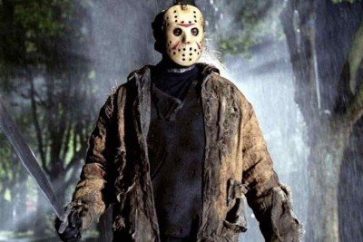 Jason Voorhees, &iacute;cone do cinema de terror, com sua famosa m&aacute;scara de h&oacute;quei e o insepar&aacute;vel fac&atilde;o -  (crédito: Reprodu&ccedil;&atilde;o)