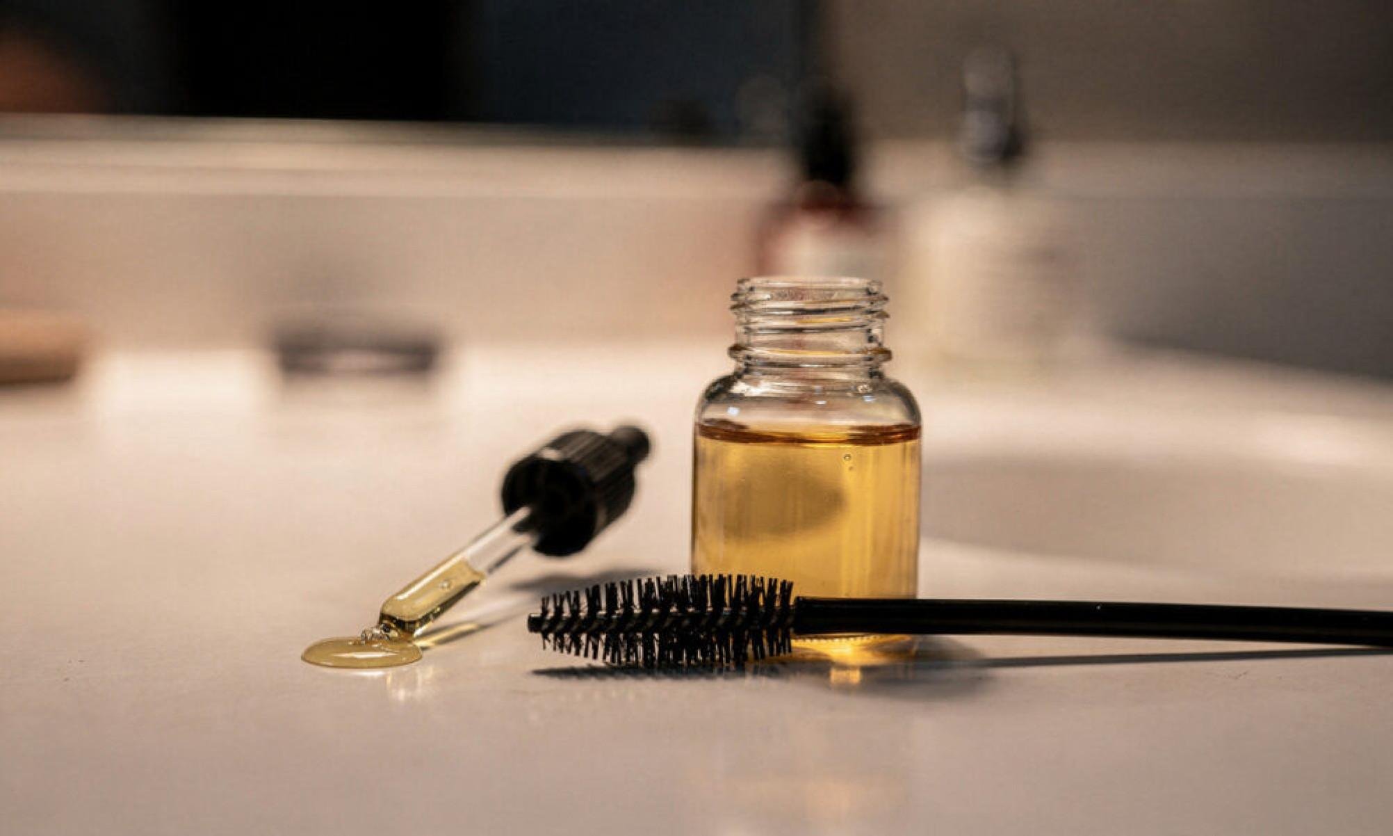 Óleo de rícino nas sobrancelhas antes de dormir garante um olhar muito mais impactante -  (crédito: Tupi)