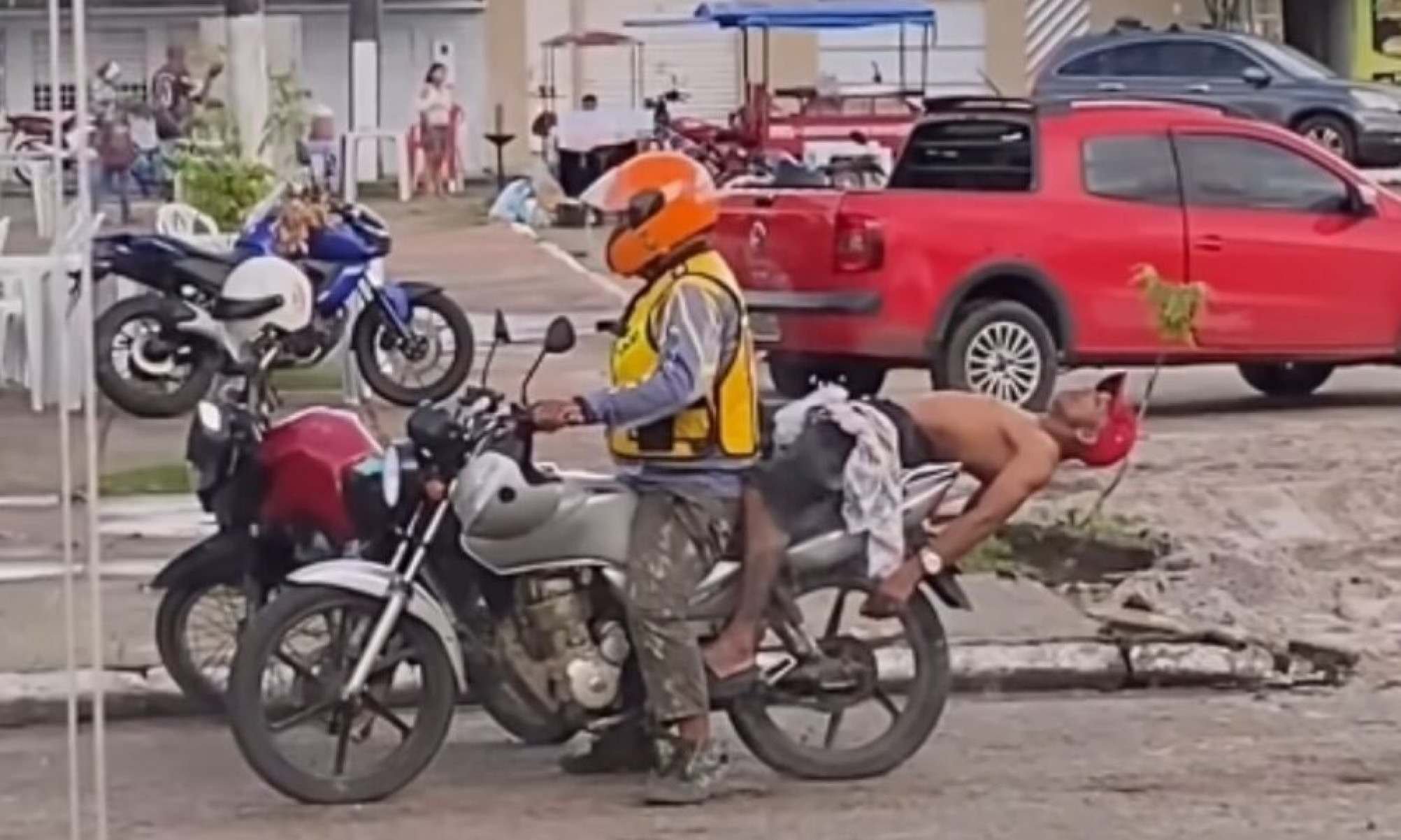 Cena inusitada: Homem é visto dormindo em mototáxi e vídeo viraliza -  (crédito: Tupi)