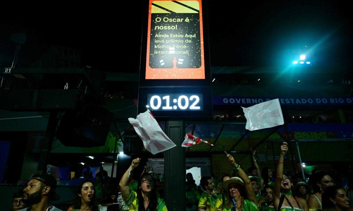  Painel no Samb&oacute;dromo anuncia o conquista do Oscar por 'Ainda estou aqui', no primeiro dia do desfile das escolas de samba cariocas em 2025