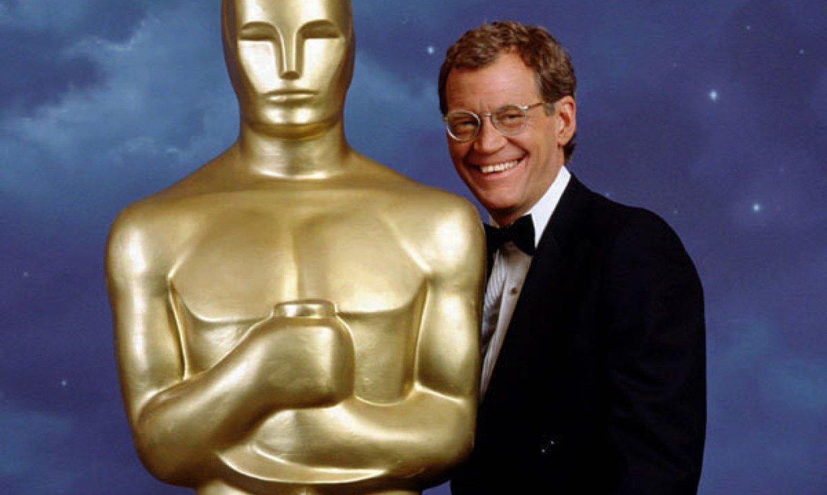 David Letterman sorri ao lado de est&aacute;tua gigante do Oscar
