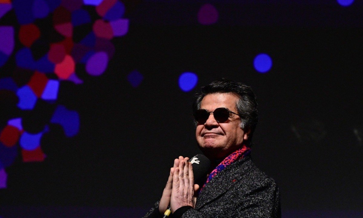 Diretor Jafar Panahi tem as duas m&atilde;os postas, como se rezasse, durante cerim&ocirc;nia no Festival de Berlim