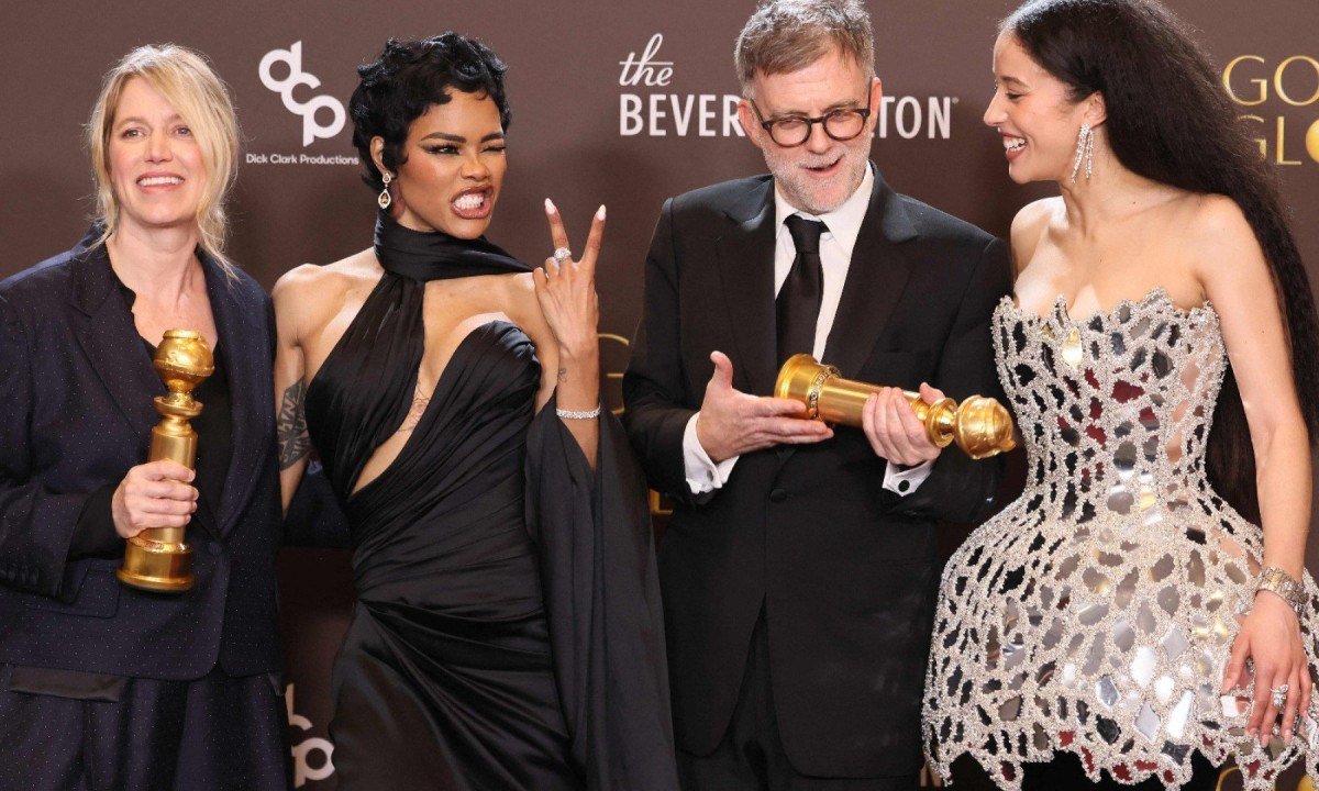  A produtora Sara Murphy, a atriz Teyana Taylor, o diretor Paul Thomas Anderson e a atriz Chase Infiniti sorriem exibindo trof&eacute;us que o filme 'Uma batalha ap&oacute;s a outra' ganhou no Globo de Ouro 2026