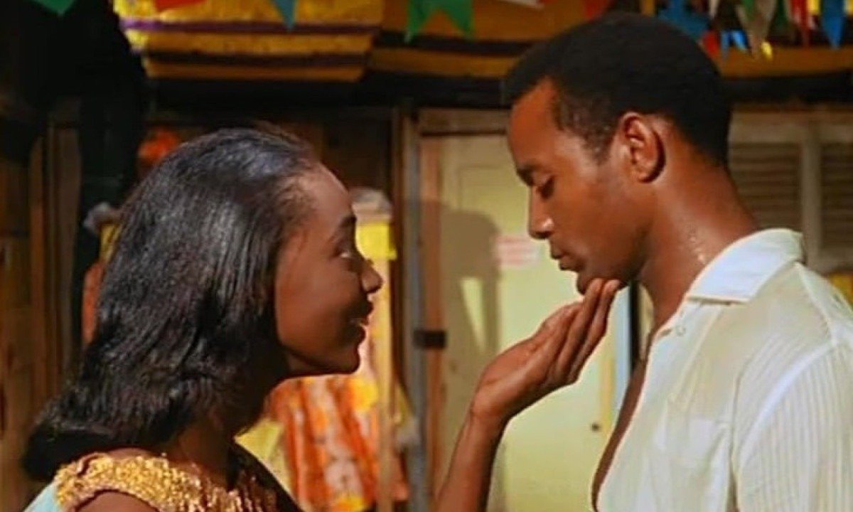 Atores L&eacute;a Garcia e Breno Mello conversam, com olhos nos olhos, em cena do filme Orfeu Negro 