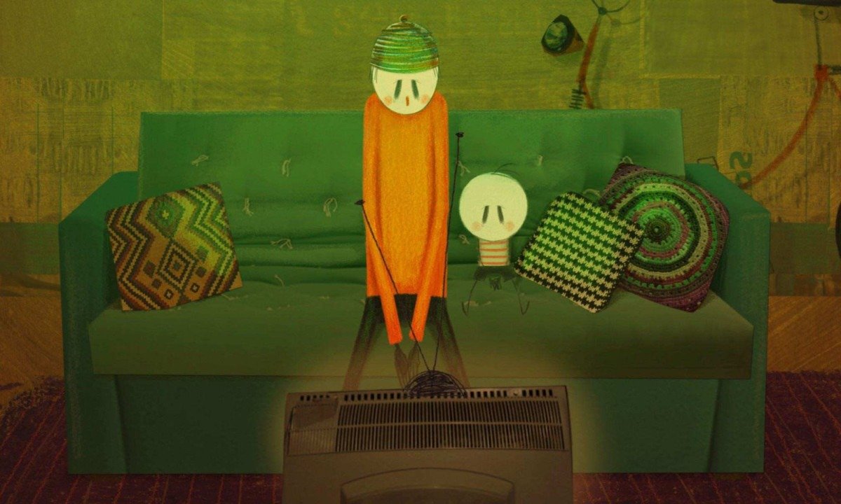 Anima&ccedil;&atilde;o O menino e o mundo tem adulto e crian&ccedil;a sentados em sof&aacute;, vendo TV, com express&atilde;o triste