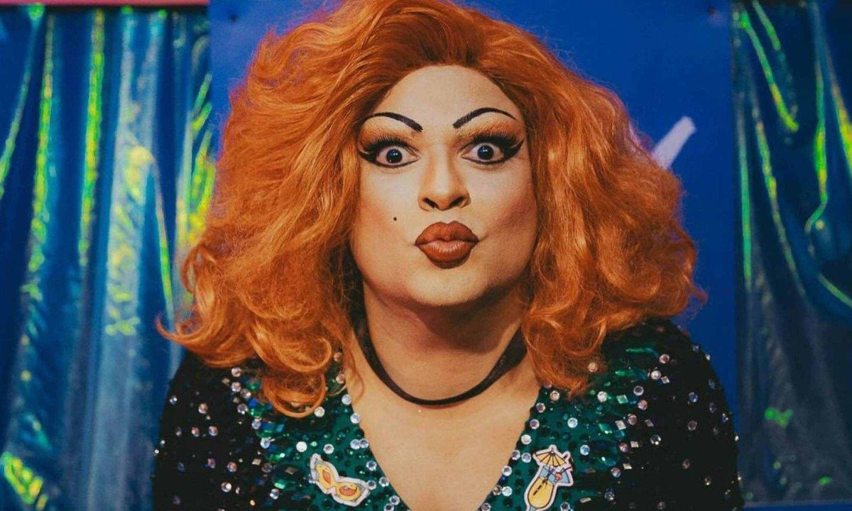 Drag queen Suzy Brasil tem cabelos ruivos e olha para a c&acirc;mera