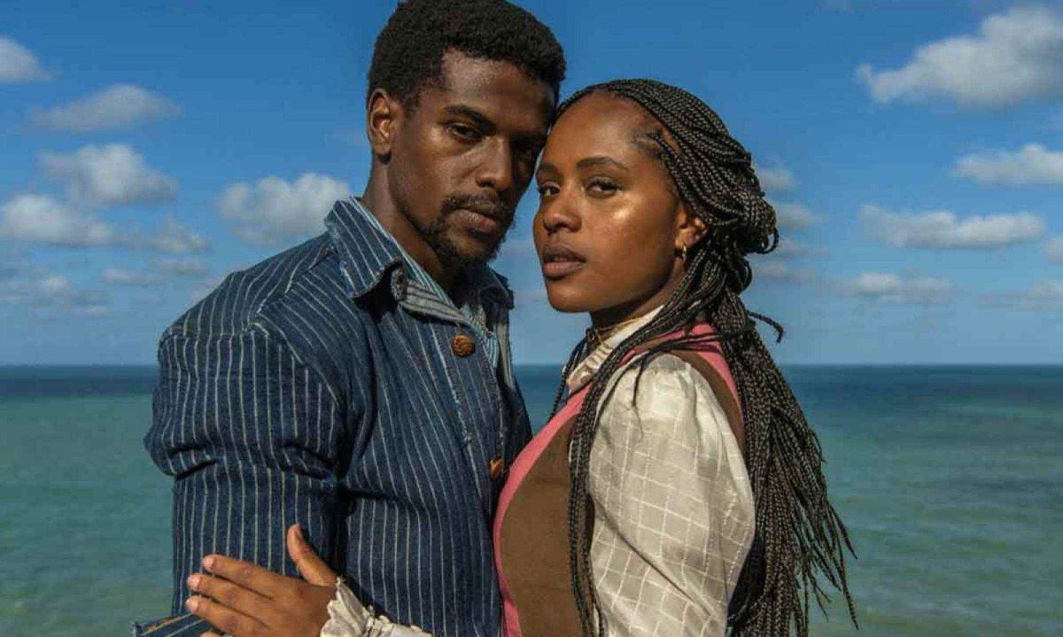 Atores Ronald Sotto e Duda Santos est&atilde;o abra&ccedil;ados. Os dois protagonizam a novela A nobreza do amor, da Globo 