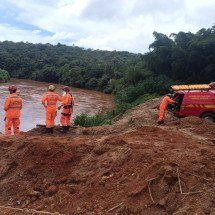 Bombeiros acham corpo que pode ser de jovem levado por enxurrada em Sabará - CBMMG