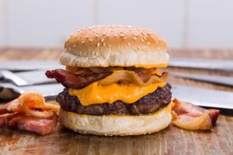 Neste sábado, clientes poderão encontrar trevos da sorte em hambúrgueres e batatas do Porks e garantir um presente -  (crédito: Porks/Divulgação)