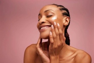 Rotina de cuidados evita acne, manchas e envelhecimento precoce