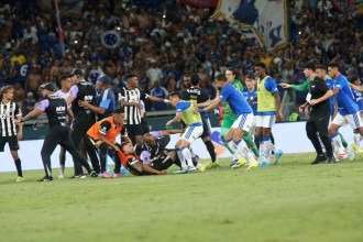 Gramado do Mineirão se transformou em ringue de MMA (octógono), na final do Mineiro, domingo passado -  (crédito: Edésio Ferreira/EM/D.A Press)