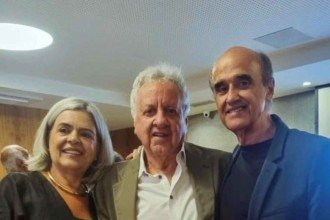 Emanuel Carneiro entre Mirele e Marco Antônio Castro Veado, no lançamento de seu livro -  (crédito: Dilvugação)