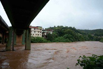 Em Sabará, a elevação das águas é monitorada, já que costuma ocorrer após chuvas na cabeceira do Rio das Velhas -  (crédito: Leandro Couri/EM/D.A Press)