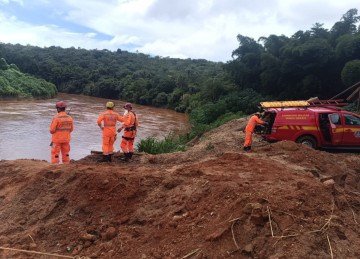 Corpo foi achado à margem do Rio das Velhas, em Jaboticatubas, na Grande BH, nesta sexta-feira (13) -  (crédito: CBMMG)