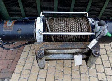 O condutor retirou o cabo de aço que mantinha o caminhão preso ao guincho. Sem a sustentação, o veículo desceu a rua e bateu no muro de uma casa -  (crédito: Public Domain Pictures)