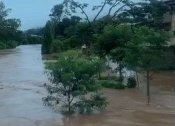 Imagens que circulam nas redes sociais mostram ruas alagadas em Raposos na Grande BH -  (crédito: Reprodução/Redes Sociais )