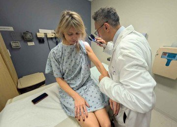 Dermatologista diz que é essencial formar novos profissionais em técnicas cirúrgicas, considerando que o câncer de pele é o de maior incidência no Brasil  -  (crédito: AFP/photo)