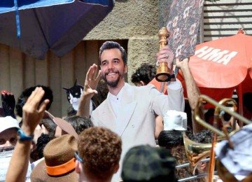 O bloco Queimando o Filme desfilou pelo bairro Santa Tereza neste carnaval com refer&ecirc;ncias a personagens e pr&ecirc;mios de 'O agente secreto', de Kleber Mendon&ccedil;a Filho -  (crédito: Tulio Santos/EM/D.A. Press)