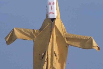 <p>O fotógrafo britânico Colin Garrat registrou espantalhos instalados em áreas rurais do Reino Unido para afastar predadores das plantações. As imagens foram exibidas em 2016 em uma mostra em Londres e acabaram se tornando registros curiosos e duradouros desse costume.</p>
 -  (crédito: Reprodução do Youtube Alexander Sebley)