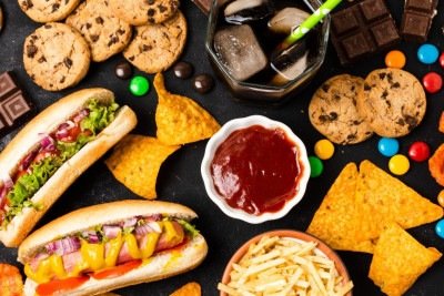 Refrigerantes, salgadinhos e biscoitos s&atilde;o exemplos de ultraprocessados que afetam a sa&uacute;de intestinal, contribuindo para inflama&ccedil;&otilde;es e desequil&iacute;brios. -  (crédito: Freepik)