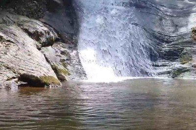 <p>Cachoeiras mansas são conhecidas pelo fluxo suave e contínuo da água, formando poços rasos ideais para banho e contemplação. Esse tipo de queda costuma ocorrer em terrenos com inclinação gradual e rochas resistentes.</p>
 -  (crédito: Youtube/Viciada em Viajar)