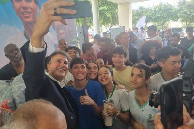 Ministro da Educação, Camilo Santana, fez selfie com estudantes em visita a Montes Claros  -  (crédito: Luiz Ribeiro/EM Data/DA Press)