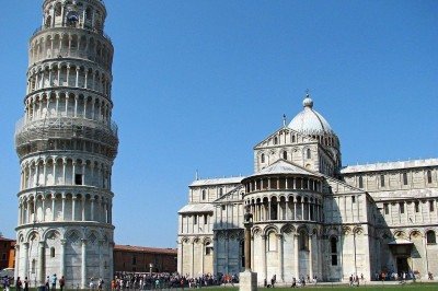 <p>A Itália é conhecida por seus monumentos históricos e arquitetura marcante. Um exemplo famoso é a Torre de Pisa, cuja construção começou em 9 de agosto de 1173, em um período de prosperidade e sucesso militar do país, tornando-se um dos símbolos arquitetônicos italianos.</p>
 -  (crédito: Marika Bortolami/Wikimedia Commons)