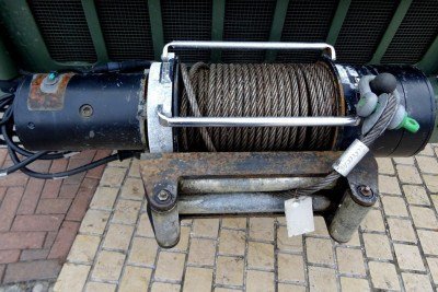 O condutor retirou o cabo de aço que mantinha o caminhão preso ao guincho. Sem a sustentação, o veículo desceu a rua e bateu no muro de uma casa -  (crédito: Public Domain Pictures)