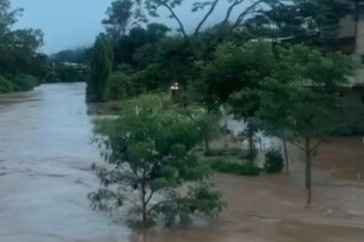 Imagens que circulam nas redes sociais mostram ruas alagadas em Raposos na Grande BH -  (crédito: Reprodução/Redes Sociais )