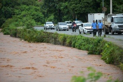 Prefeitura e Bombeiros monitoram nível do Rio das Velhas em Sabará -  (crédito: Leandro Couri/Em/D.A Press)