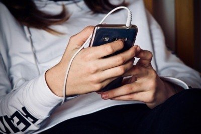 <p>Casos recentes de explosão de celulares no Brasil viralizaram nas redes sociais e chamaram atenção para riscos evitáveis. Em um episódio ocorrido em Anápolis, Goiás, um aparelho pegou fogo enquanto uma mulher fazia compras, deixando-a ferida e necessitando atendimento hospitalar.</p>
 -  (crédito: Pixabay/sweetlouise)