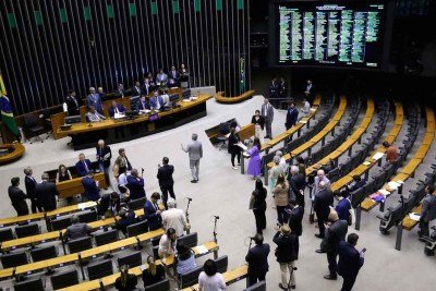 Plenário da Câmara dos Deputados: levantamento considerou emendas empenhadas pelos atuais 53 deputados federais e três senadores mineiros -  (crédito: KAYO MAGALHÃES/CÂMARA DOS DEPUTADOS)