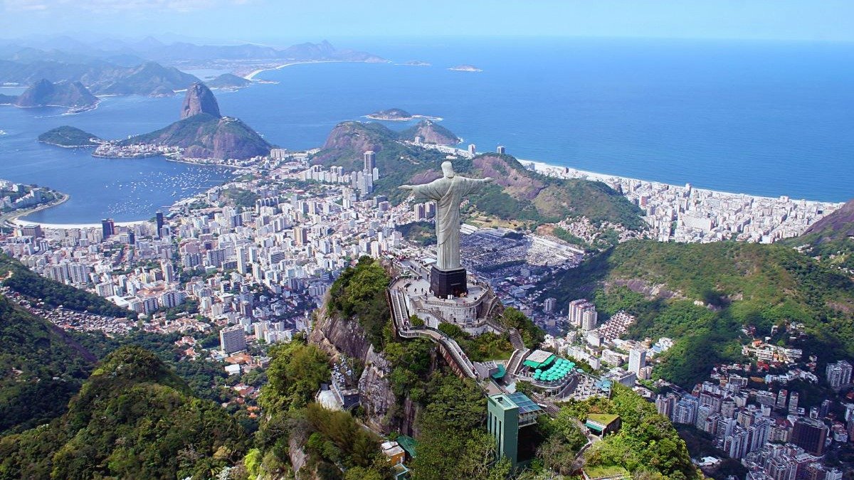 A ic&ocirc;nica vista do Cristo Redentor e da cidade do Rio de Janeiro, ponto de partida para explorar os ref&uacute;gios do estado. -  (crédito: Ricardo Trida/DGABC)