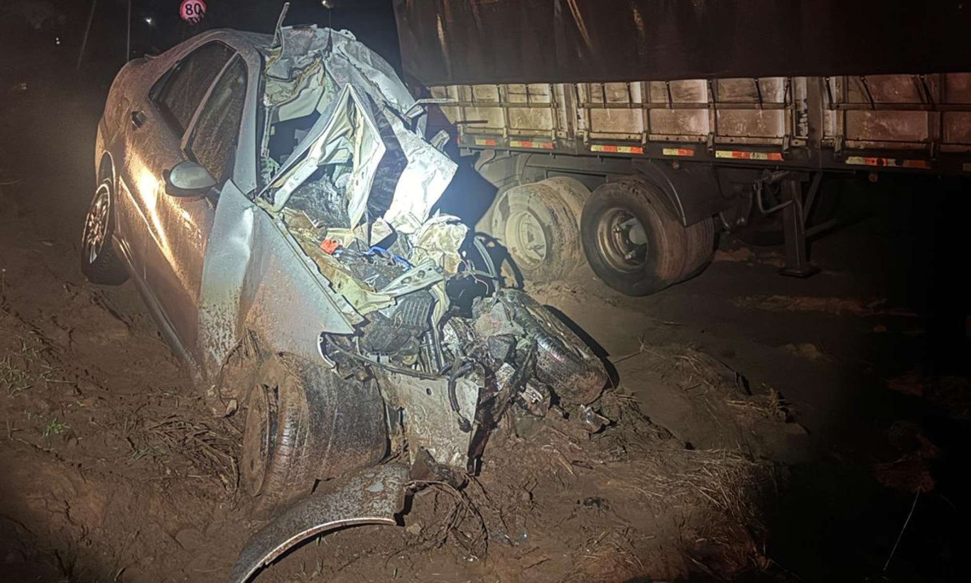 Motorista de aplicativo mulher e homem morrem após batida frontal em MG -  (crédito: PRF/DivulgaÃ§Ã£o)