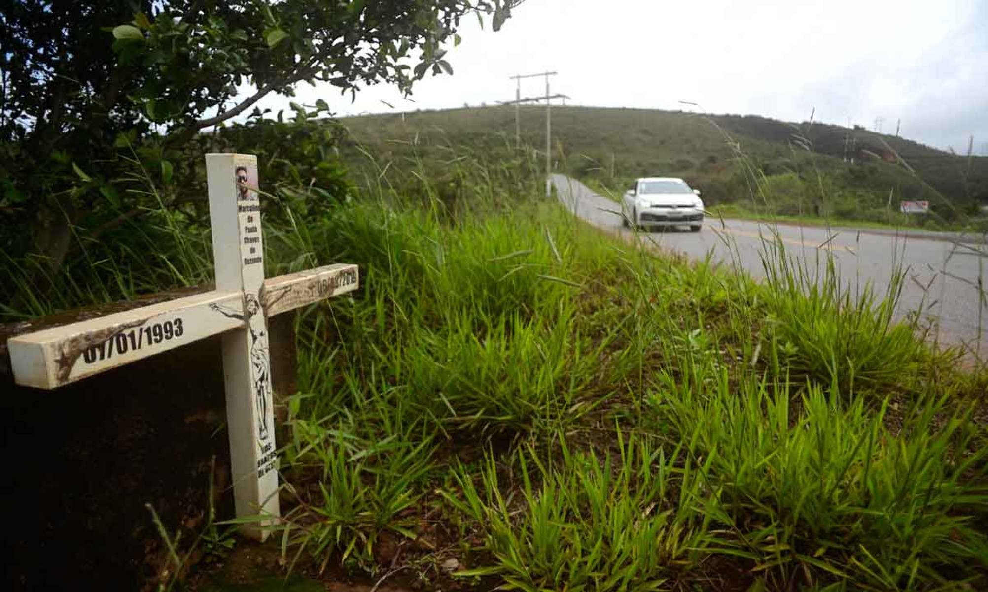 Cruz colocada na margem da pista simboliza as vidas perdidas em acidentes 
