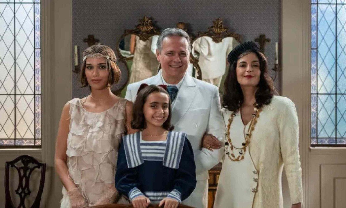 Atores Theresa Fonseca, Danton Mello, Emanuelle Ara&uacute;jo e Antonella Benvenuti, que formam a fam&iacute;lia Almeida Borges na novela A nobreza do amor