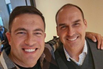 Caporezzo e Eduardo Bolsonaro se reuniram nos EUA para discutir eleições -  (crédito: Redes sociais/Reprodução)